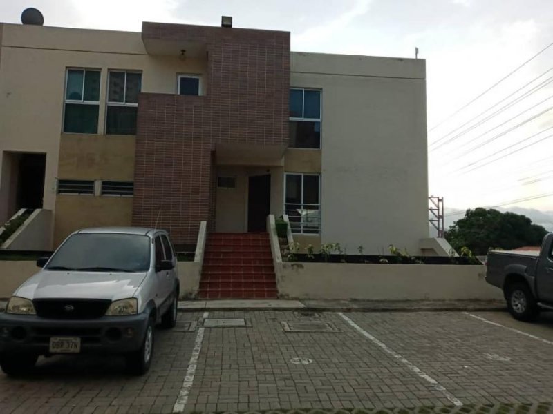 EN VENTA TONWHOUSE EN ALTOS DE ARICAGUA EN OBRA GRIS DE ESQUINA