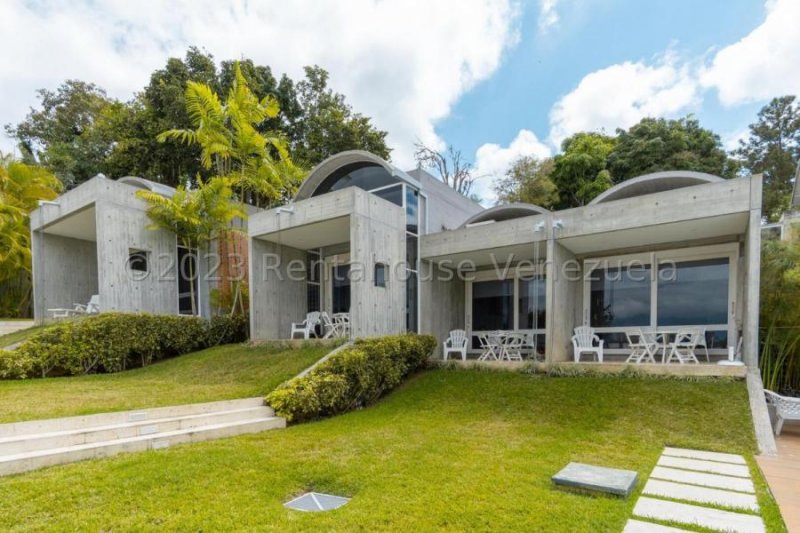 Espectacular y Hermosa Casa en Venta En Lo Mejor De Lagunita Country Club Caracas 23-19012