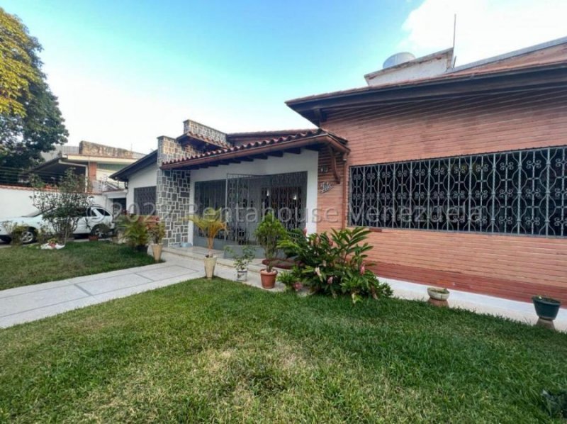 Excelente Casa en Venta de Una Sola Planta La Floresta Caracas 21-12039