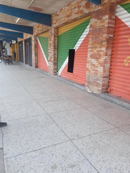 EXCELENTES LOCALES EN ALQUILER CON ESTRATEGICA UBICACION Y AMPLIO ESTACIONAMIENTO EN GUACARA CARABOB