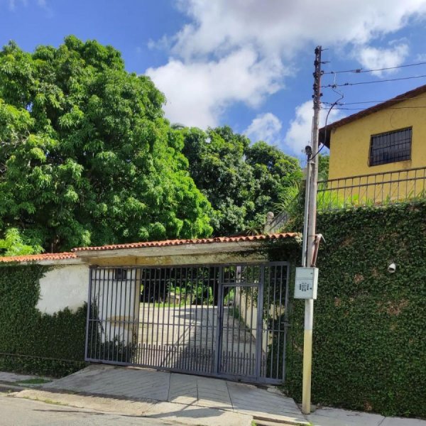 ALQUILER  Nivel superior de Casa de 2 plantas en Colinas de Guataparo.