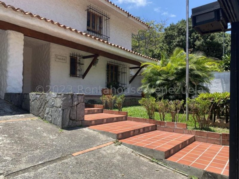 Hermosa Casa En Prados Del Este Con Bello Patio Central Estilo Andaluz 