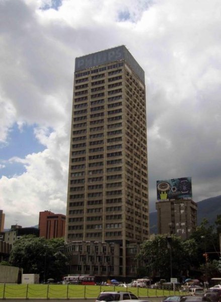 Local Comercial en Alquiler Plaza Venezuela, Caracas Zona con Alto Trafico Peatonal 	23-22048