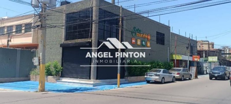LOCAL COMERCIAL EN VENTA EN AV 8 SANTA RITA MARACAIBO API 2810
