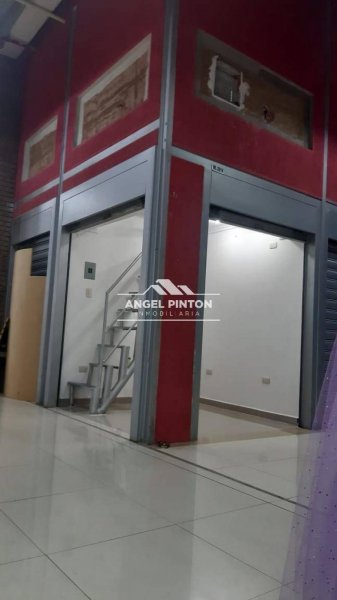LOCAL COMERCIAL EN VENTA EN CC GRAN BAZAR MARACAIBO API 0296