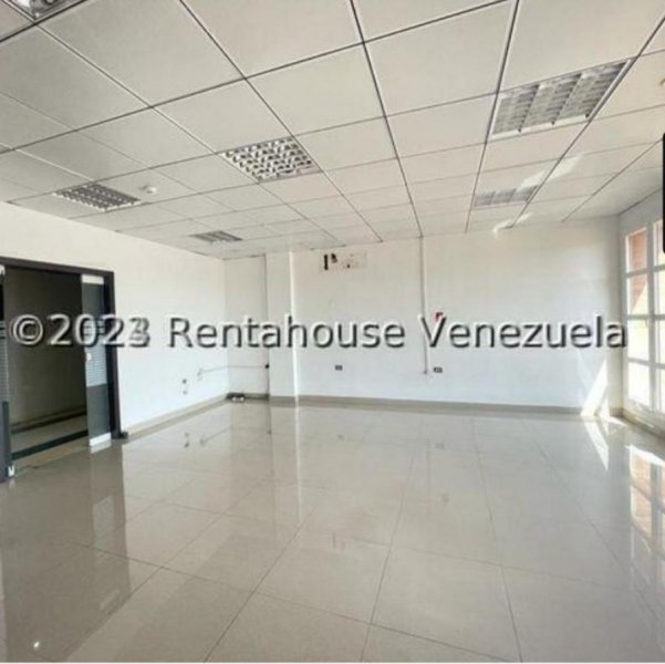 Foto Local en Alquiler en Carirubana, Avenida Girardot, Falcón - U$D 180 - LOA222256 - BienesOnLine