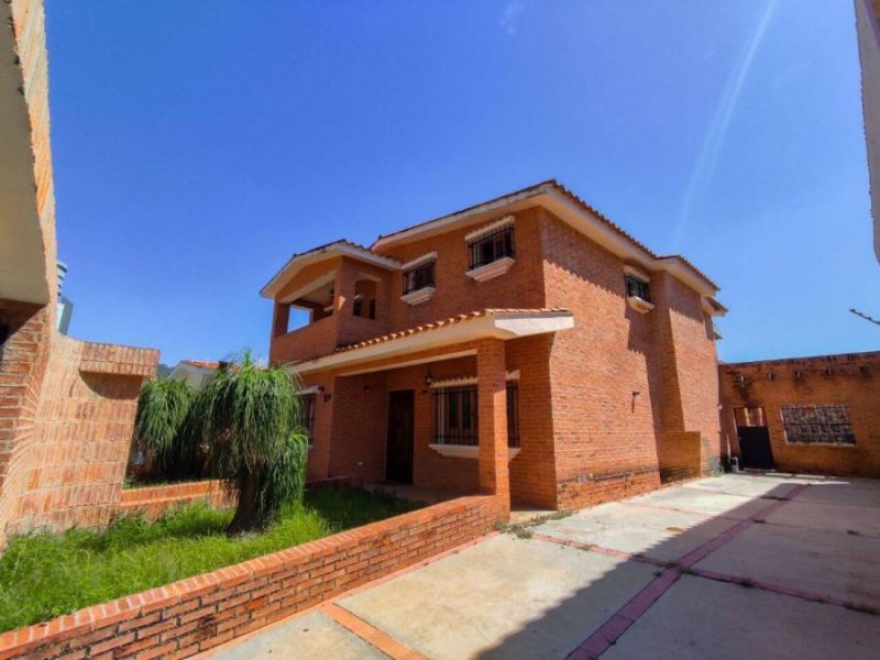 MILAGROS R, Vende Casa en Valles de Camoruco 403m2. 