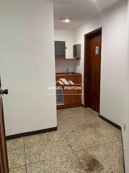 OFICINA ALQUILER AV. UNIVERSIDAD MARACAIBO API 6930