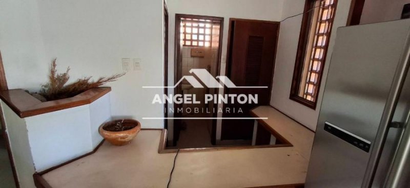 OFICINA EN ALQUILER AV BELLA VISTA MARACAIBO API 6804