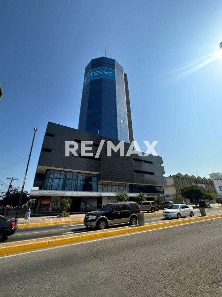 Oficinas en Alquiler. Torre Cristal. Remax Millenium