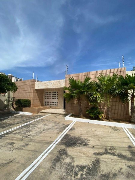 Foto Oficina en Alquiler en OLEGARIO VILLALOBOS, Maracaibo, Zulia - U$D 1.350 - OFA245217 - BienesOnLine