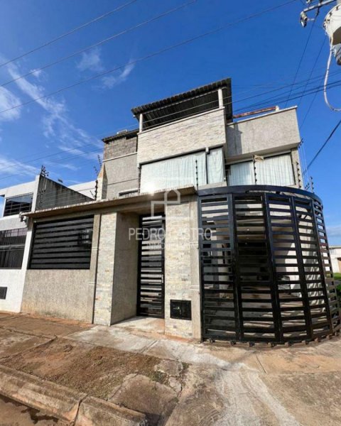 Se vende amplia casa con terraza ubicada en la urbanización Las Peonias, Puerto Ordaz