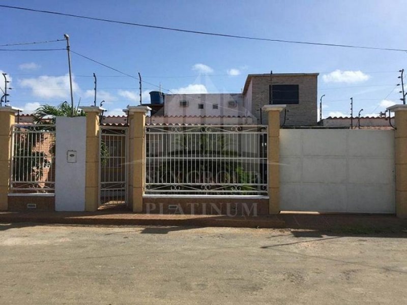 Se vende Casa amplia en Puerta Maraven, Falcón