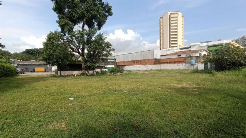 Se vende Terreno en la Urbanización El Recreo. Vende luisa mezones