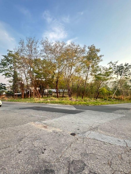 TERRENO DE ESQUINA EN COLINAS DE GUATAPARO AV. PRINCIPAL, VALENCIA. LUISA MEZONES VENDE.