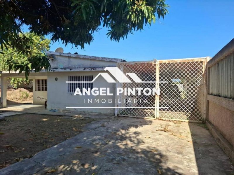 TERRENO EN VENTA CON DOS CASAS EN AV 32 CABIMAS. API 6740