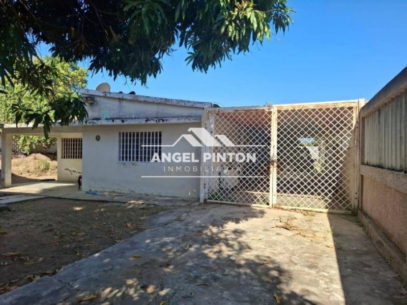 TERRENO EN VENTA CON DOS CASAS EN AV 32 CABIMAS API 6740