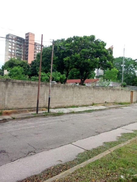 Terreno en Venta en Urb. Las Acacias a 200 metros de AV. Bolívar. Valencia, Carabobo