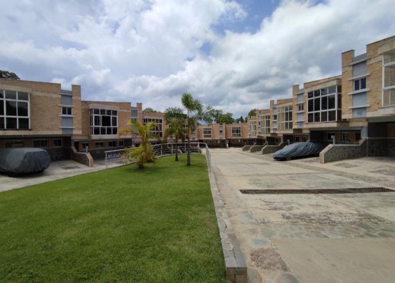 Townhouse en Colinas de Guataparo en Obra Gris 