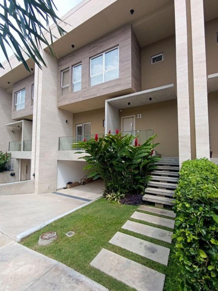 TOWNHOUSE EN RES. CUMBRES DE GUATAPARO, VALENCIA. LUISA MEZONES VENDE.