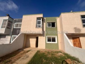 Townhouse en Venta en Casacoima Punto Fijo MLS #26-8571 GR