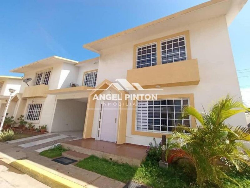 TOWNHOUSE VENTA AV GOAJIRA MARACAIBO API 7144