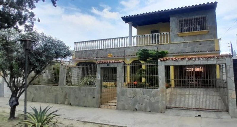 Vende Espectacular  Casa- Quinta 2  Plantas en Av Principal de la Urb. Parque Valencia 