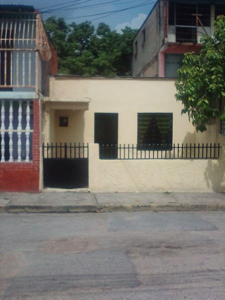 VENDO CASA ECONOMICA EN PIÑONAL EN 11 MIL $ TLF 04144194002