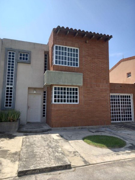 Vendo Townhouse Urb Araguama Country 04124390854